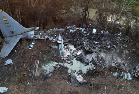 Impactantes imágenes muestran cómo quedó avión C-130 Hércules de la Fuerza Aérea que se accidentó en Putumayo y dejó 69 muertos