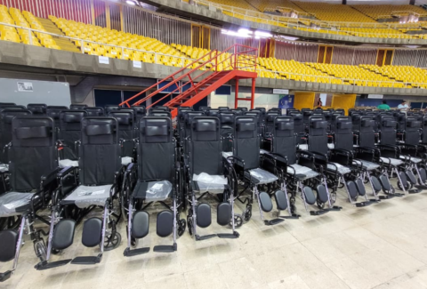 Inclusión con impacto real: fundación de Jeison Aristizábal, el 'Héroe de CNN' lideró entrega de 600 sillas de ruedas para personas con discapacidad