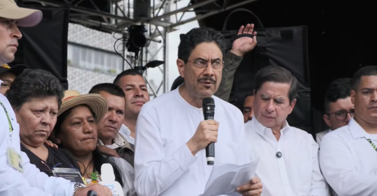 Iván Cepeda se defiende ante multitud en Medellín: 'Mis palabras fueron perversamente descontextualizadas por el Alcalde y el Gobernador de Antioquia'