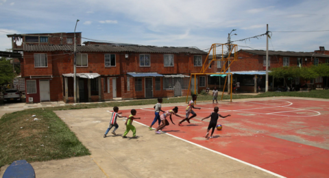 ¿Qué hay detrás de la muerte de un adolescente en el barrio de Cali donde hace seis años ocurrió la masacre de cinco menores en medio de cañaduzales?