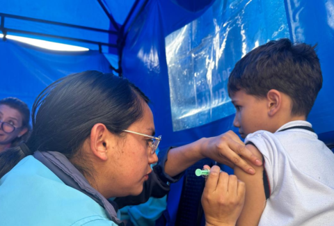 ¿Miedo a las vacunas? En Cali la 'nutria amiga' y más de 120 IPS lo esperan para vacunar con tranquilidad, juego y cero estrés