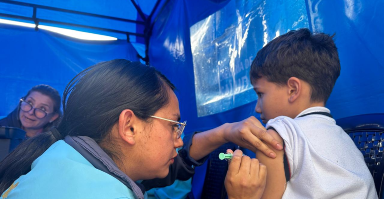 ¿Miedo a las vacunas? En Cali la 'nutria amiga' y más de 120 IPS lo esperan para vacunar con tranquilidad, juego y cero estrés