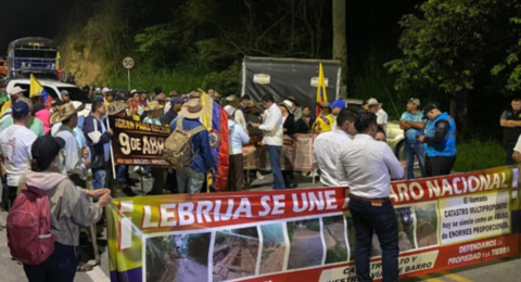 Suspenden bloqueos de vías en Santander tras diálogo, pero el paro por el aumento del predial continúa a la espera de decisiones del Gobierno