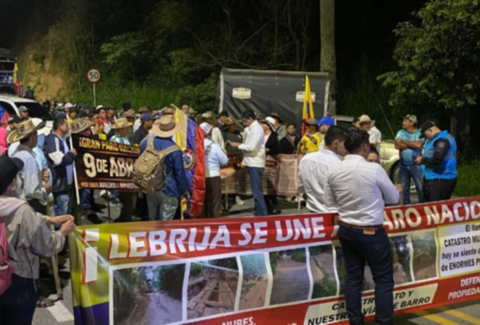 Suspenden bloqueos de vías en Santander tras diálogo, pero el paro por el aumento del predial continúa a la espera de decisiones del Gobierno