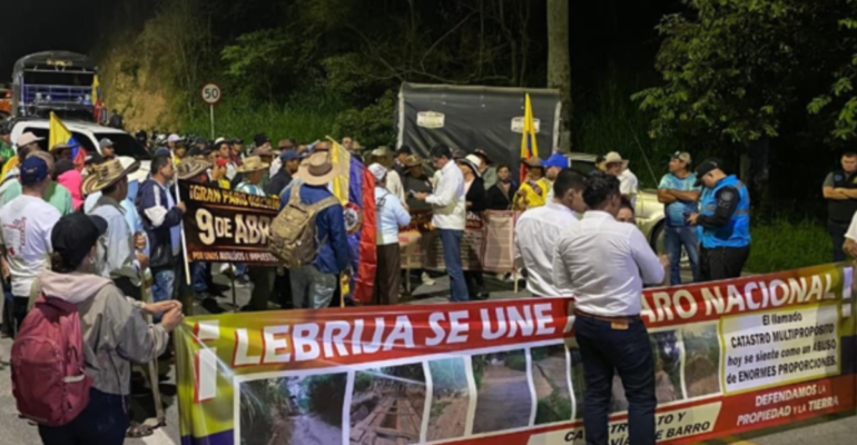 Suspenden bloqueos de vías en Santander tras diálogo, pero el paro por el aumento del predial continúa a la espera de decisiones del Gobierno