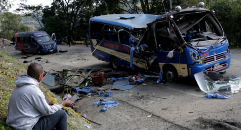 El gobernador del Cauca aseguró que murieron 20 civiles, la mayoría mujeres, por el despiadado atentado de las disidencias en vía Panamericana