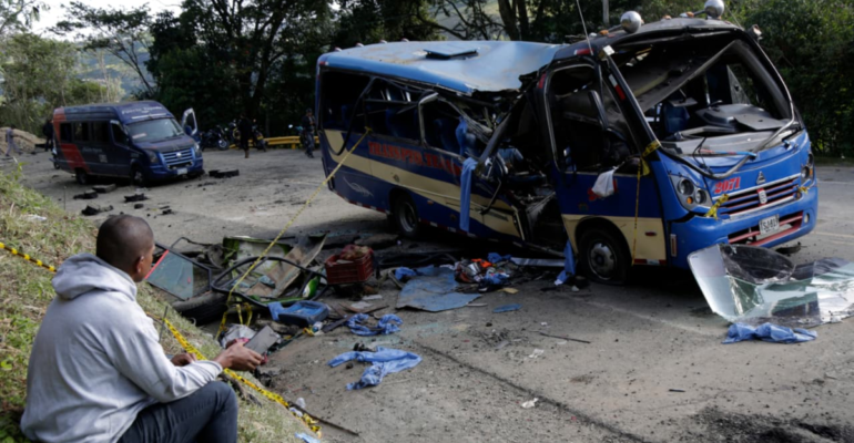 El gobernador del Cauca aseguró que murieron 20 civiles, la mayoría mujeres, por el despiadado atentado de las disidencias en vía Panamericana