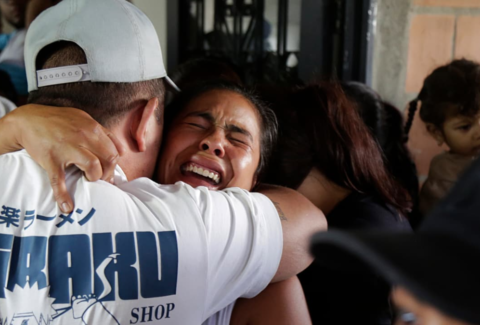 Entre velas y silencio, Cajibío despidió a las víctimas por el atentado perpetrado por disidencias de las Farc en la vía Panamericana