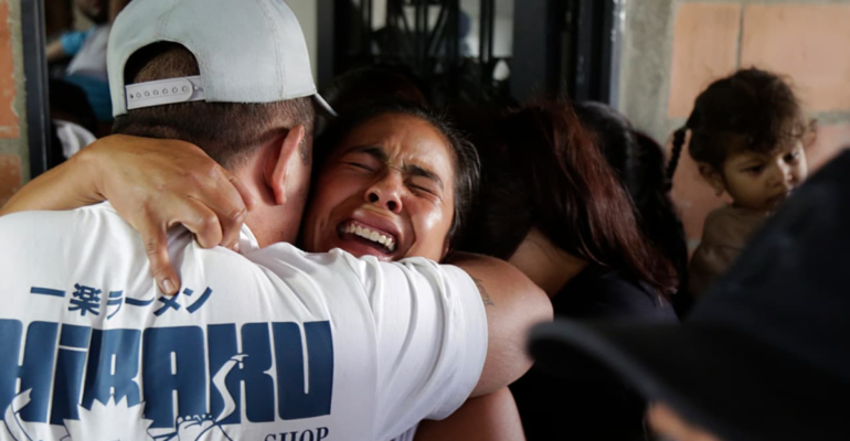 Entre velas y silencio, Cajibío despidió a las víctimas por el atentado perpetrado por disidencias de las Farc en la vía Panamericana