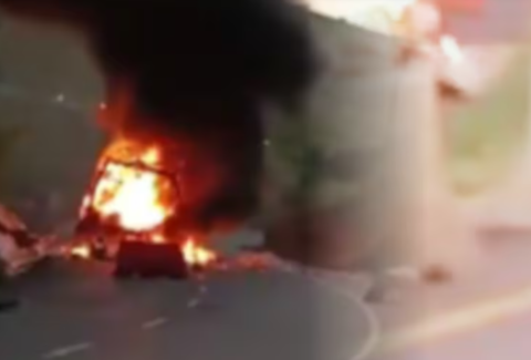 Así está la vía Panamericana por el atentado con camión incinerado en Santander de Quilichao: autoridades tratan de desactivar explosivos en el área