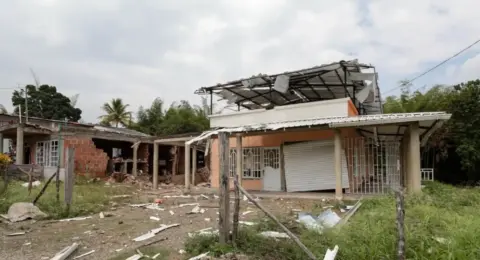 Ataque de disidentes contra la Policía deja dos heridos de la población civil en Robles, en Jamundí, Valle: van 17 explosivos lanzados por drones