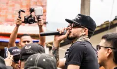 'Nunca dejen de soñar': así fue la emotiva visita de Kapo al barrio Terrón Colorado previo a su concierto en Cali