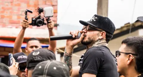 'Nunca dejen de soñar': así fue la emotiva visita de Kapo al barrio Terrón Colorado previo a su concierto en Cali