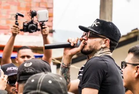'Nunca dejen de soñar': así fue la emotiva visita de Kapo al barrio Terrón Colorado previo a su concierto en Cali