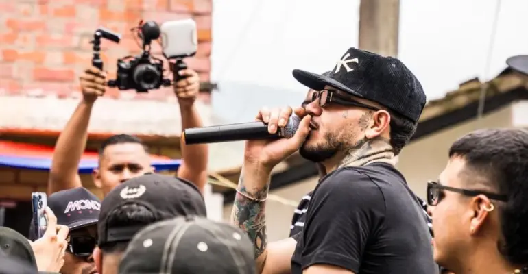 'Nunca dejen de soñar': así fue la emotiva visita de Kapo al barrio Terrón Colorado previo a su concierto en Cali