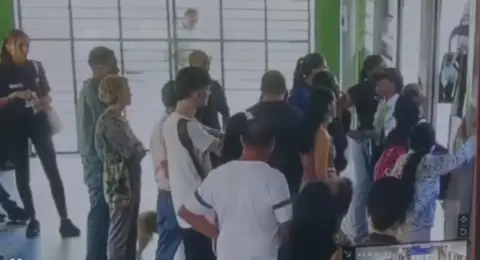 Video | Una guarda de seguridad estuvo en riesgo de ser atropellada por bus del MIO, luego de que usuaria la empujó fuera de la estación: quedó herida