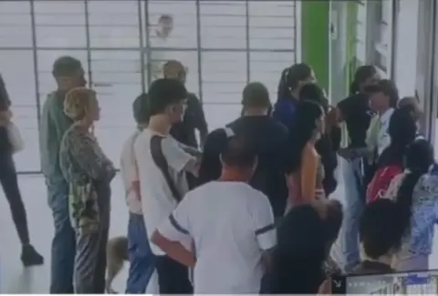 Video | Una guarda de seguridad estuvo en riesgo de ser atropellada por bus del MIO, luego de que usuaria la empujó fuera de la estación: quedó herida