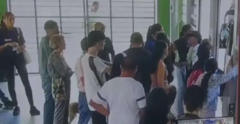 Video | Una guarda de seguridad estuvo en riesgo de ser atropellada por bus del MIO, luego de que usuaria la empujó fuera de la estación: quedó herida