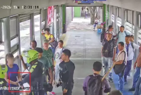 Estado de la guarda de seguridad agredida por una mujer en estación del MIO: 'La arrojó de plataforma, a un metro de altura, hacia el carril de buses'