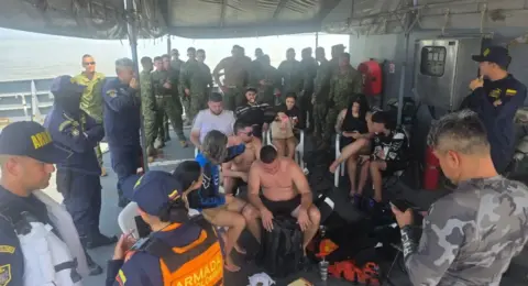 La Armada Nacional rescató a 10 náufragos que habían sucumbido a la fuerza del mar en el Golfo de Urabá: entre los viajeros hay una menor de 13 años