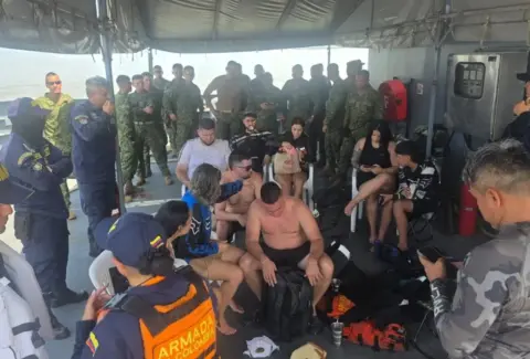 La Armada Nacional rescató a 10 náufragos que habían sucumbido a la fuerza del mar en el Golfo de Urabá: entre los viajeros hay una menor de 13 años