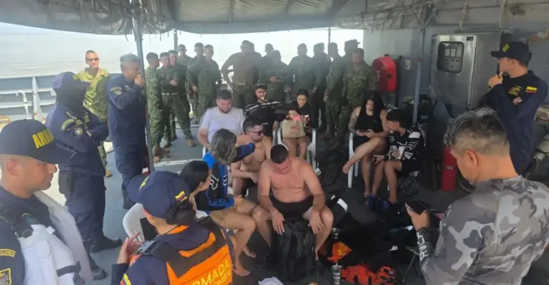 La Armada Nacional rescató a 10 náufragos que habían sucumbido a la fuerza del mar en el Golfo de Urabá: entre los viajeros hay una menor de 13 años