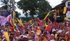 El cierre de campaña de Abelardo De la Espriella, entre plegarias al Señor de los Milagros, rugidos, banderas, un tigre de felpa y multitudes