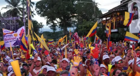 El cierre de campaña de Abelardo De la Espriella, entre plegarias al Señor de los Milagros, rugidos, banderas, un tigre de felpa y multitudes