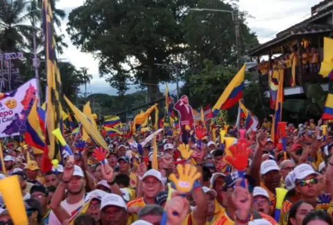 El cierre de campaña de Abelardo De la Espriella, entre plegarias al Señor de los Milagros, rugidos, banderas, un tigre de felpa y multitudes
