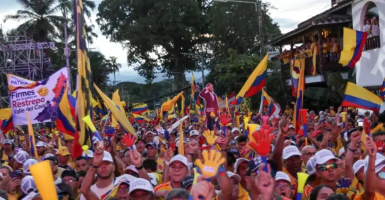 El cierre de campaña de Abelardo De la Espriella, entre plegarias al Señor de los Milagros, rugidos, banderas, un tigre de felpa y multitudes