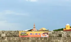 Alcalde Dumek Turbay ordena retirar publicidad de Iván Cepeda que pusieron sobre las murallas de Cartagena: 'Ni tendedero ni mural para proselitismo'