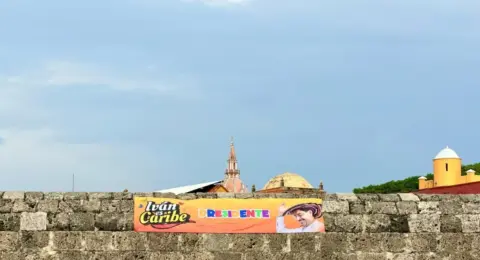 Alcalde Dumek Turbay ordena retirar publicidad de Iván Cepeda que pusieron sobre las murallas de Cartagena: 'Ni tendedero ni mural para proselitismo'