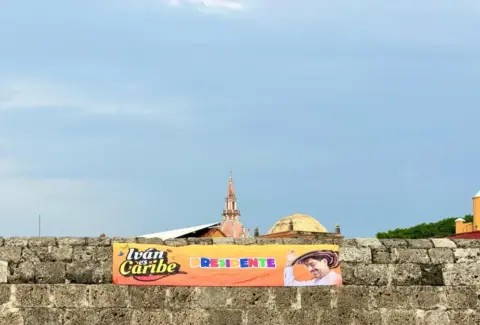 Alcalde Dumek Turbay ordena retirar publicidad de Iván Cepeda que pusieron sobre las murallas de Cartagena: 'Ni tendedero ni mural para proselitismo'