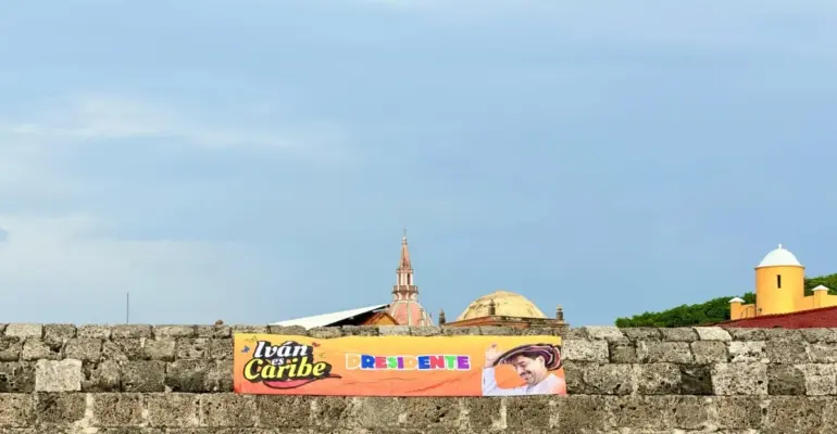 Alcalde Dumek Turbay ordena retirar publicidad de Iván Cepeda que pusieron sobre las murallas de Cartagena: 'Ni tendedero ni mural para proselitismo'