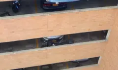 Suspendido en el vacío a 20 metros de altura: el insólito accidente de un carro que quedó colgando del séptimo piso de un parqueadero en Rionegro