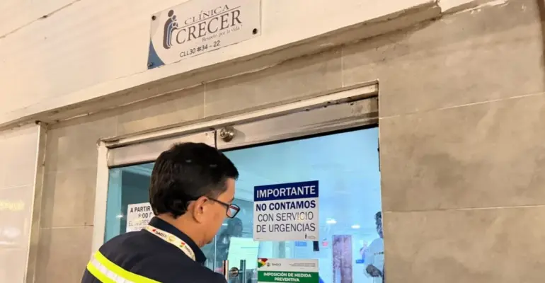 Sellan servicios de la Clínica Crecer tras parto de una mujer en la puerta del centro médico en Cartagena; DADIS detectó fallas de habilitación