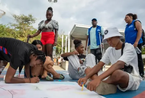 Guerra al 'güireo' y el 'chacaleo': el plan de Cali para arrebatarle 600 menores a las redes delictivas