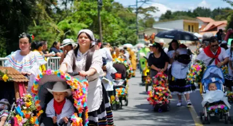 El futuro de las flores: niños y jóvenes florecen en la edición XXVIII del Desfile de Silleteritos en Medellín