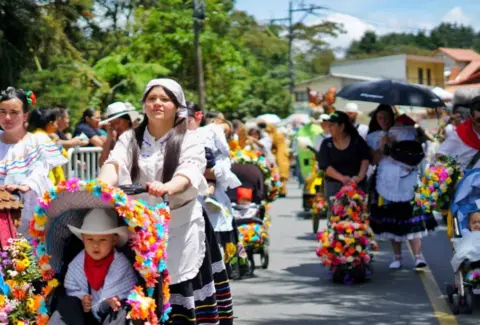 El futuro de las flores: niños y jóvenes florecen en la edición XXVIII del Desfile de Silleteritos en Medellín