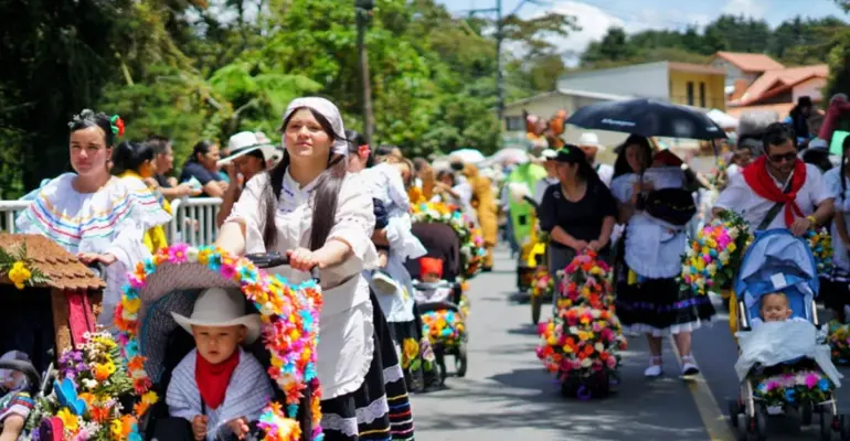 El futuro de las flores: niños y jóvenes florecen en la edición XXVIII del Desfile de Silleteritos en Medellín