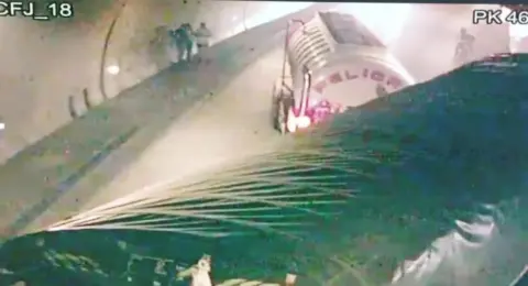 Se normaliza el paso vehicular en el túnel de la Vía al Llano tras choque entre vehículos de carga: así quedaron los camiones