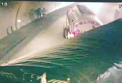 Se normaliza el paso vehicular en el túnel de la Vía al Llano tras choque entre vehículos de carga: así quedaron los camiones