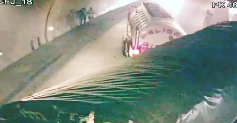 Se normaliza el paso vehicular en el túnel de la Vía al Llano tras choque entre vehículos de carga: así quedaron los camiones