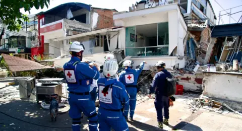 La contrarreloj para salvar al menos 260 personas de entre los escombros