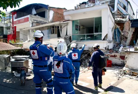 La contrarreloj para salvar al menos 260 personas de entre los escombros