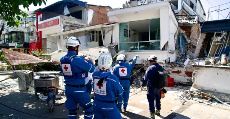 La contrarreloj para salvar al menos 260 personas de entre los escombros
