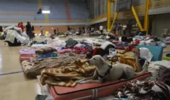 La vida que sigue después de perderlo todo: los rostros de los damnificados que duermen en albergues y salen a trabajar