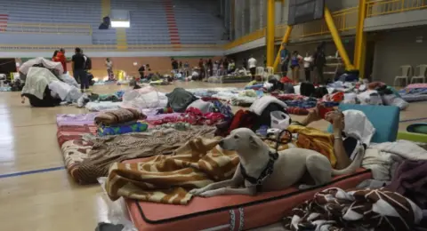 La vida que sigue después de perderlo todo: los rostros de los damnificados que duermen en albergues y salen a trabajar