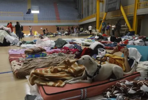 La vida que sigue después de perderlo todo: los rostros de los damnificados que duermen en albergues y salen a trabajar