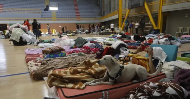 La vida que sigue después de perderlo todo: los rostros de los damnificados que duermen en albergues y salen a trabajar